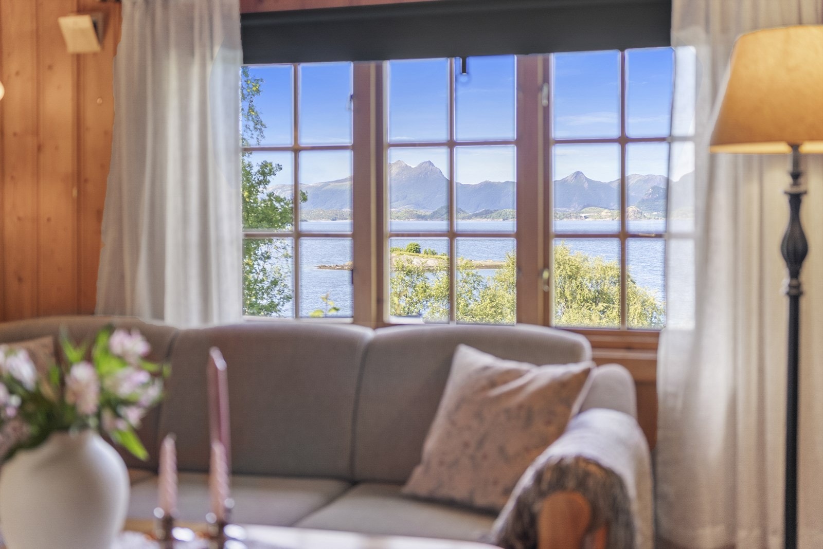 Vindusflater med fantastisk utsikt mot sjø -og fjell. Galleribilde