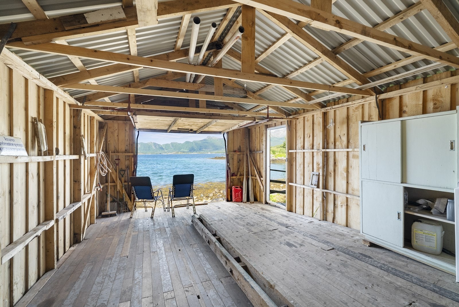 Nyt utsikten og solen ved sjøen. Galleribilde