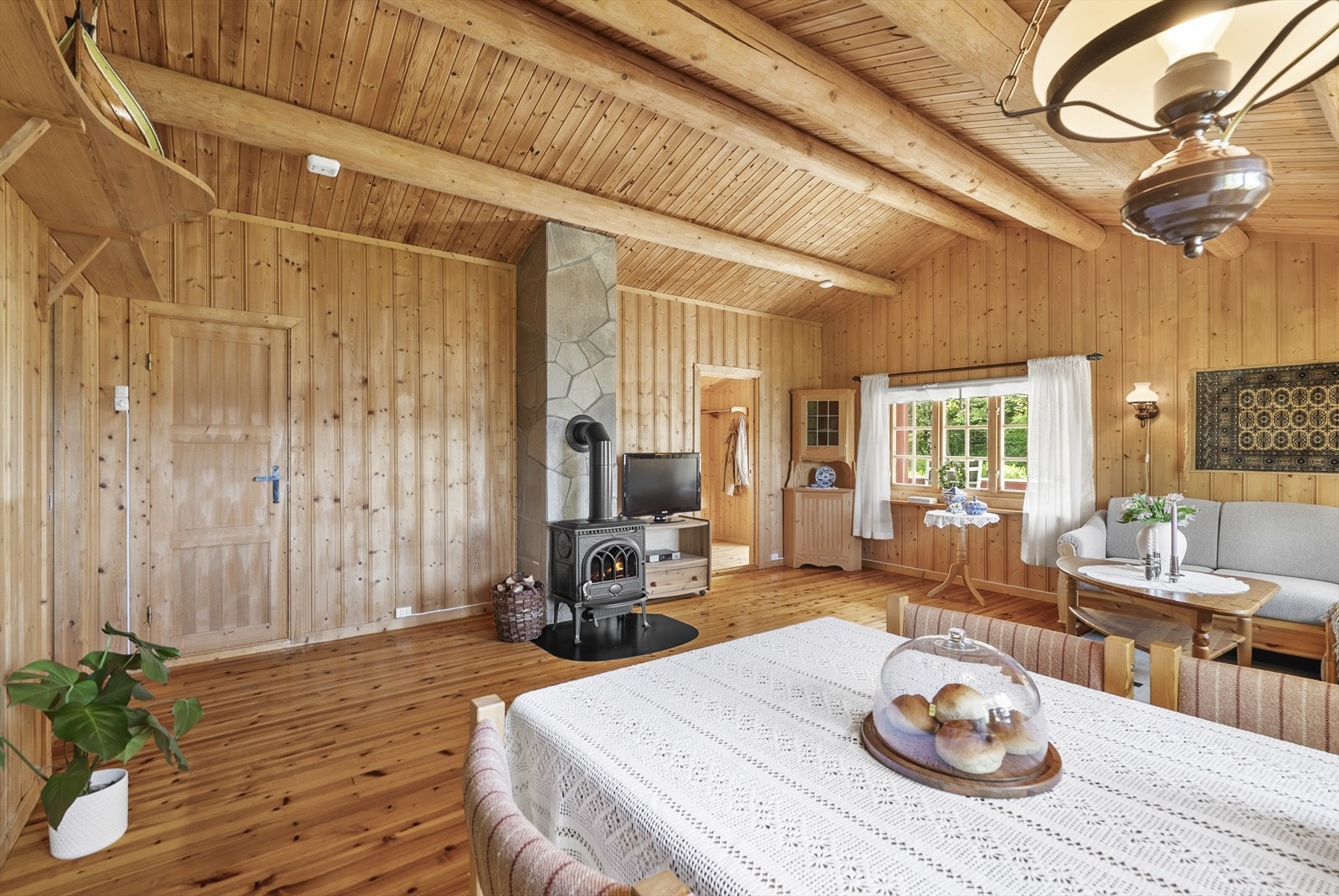 Møbler medfølger salget. Galleribilde