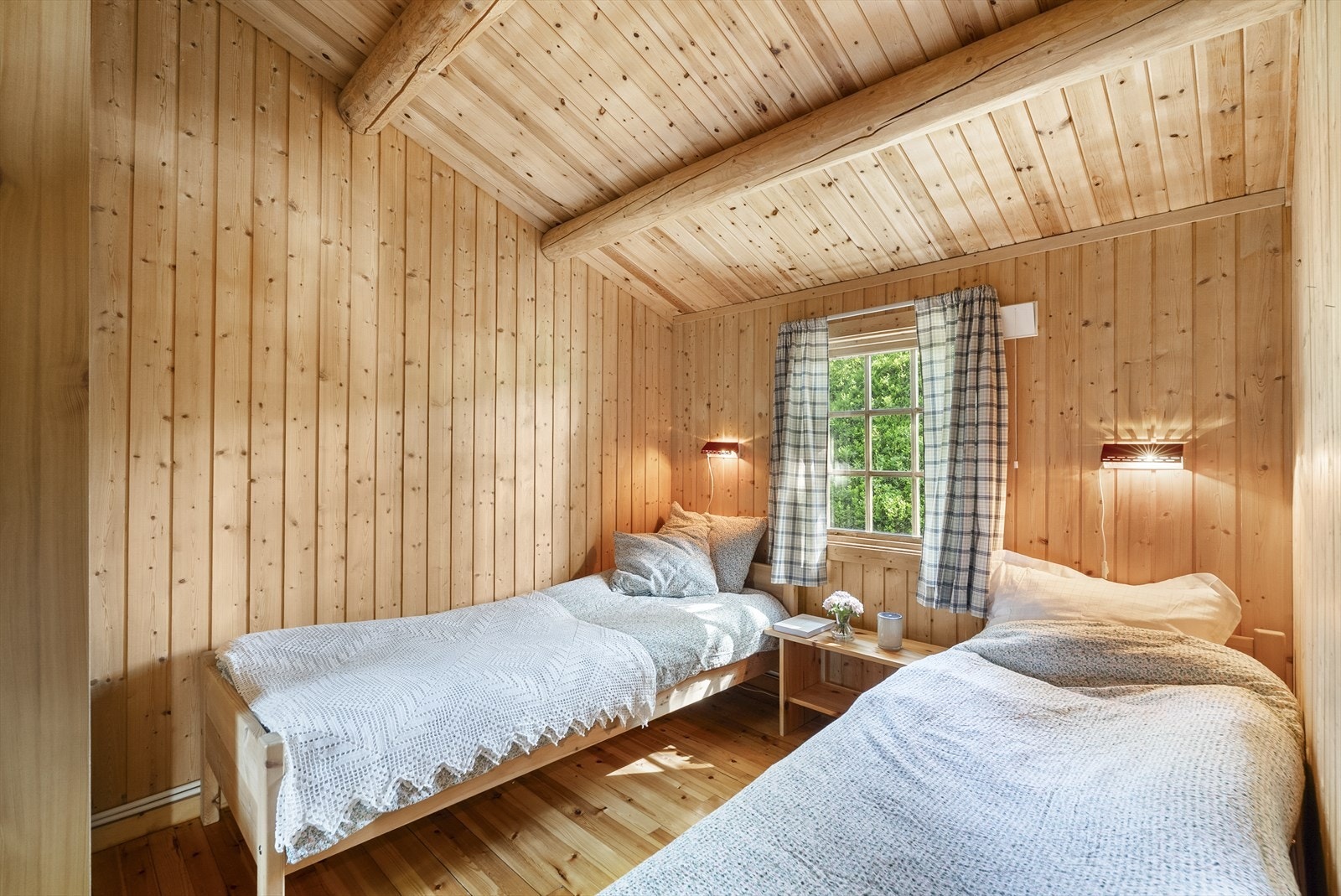 Soverom 1/2. Soverom av en fin størrelse, plass til dobbeltseng. Galleribilde