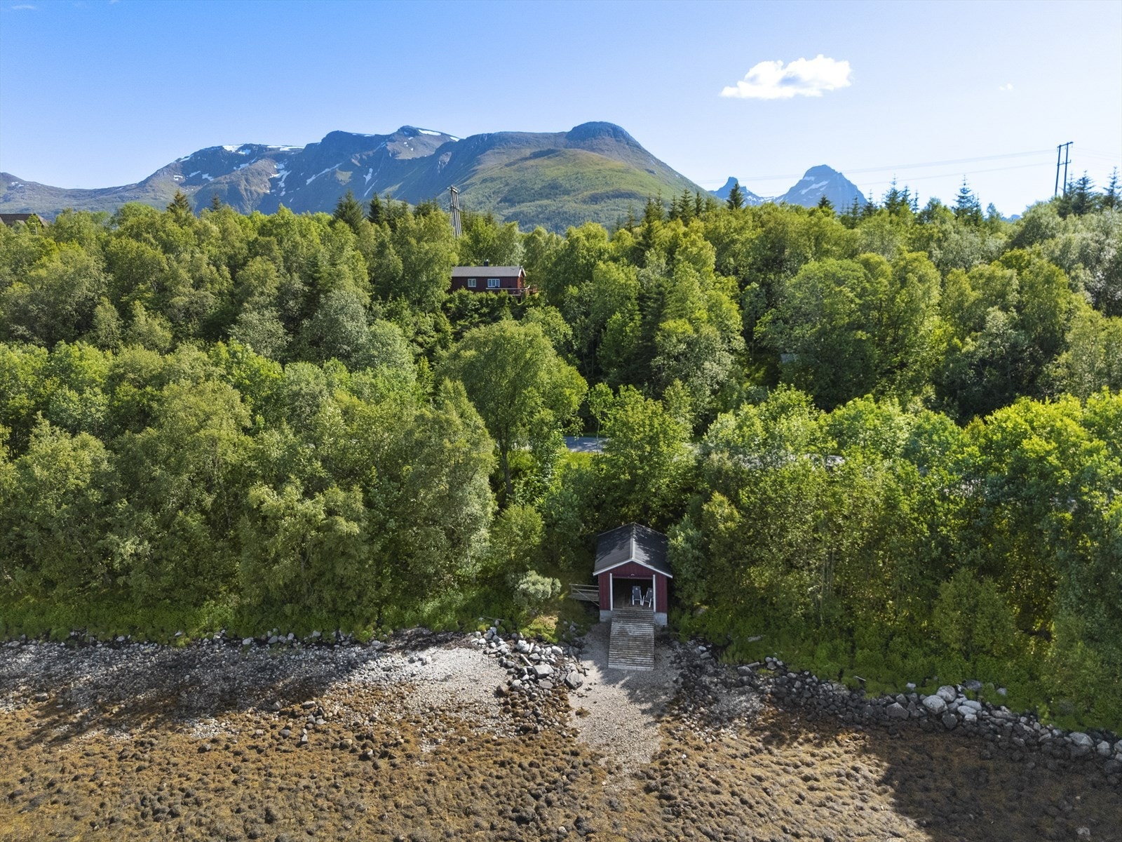 Hytte og naust rett nedenfor. Kort sti fra hytte. Galleribilde