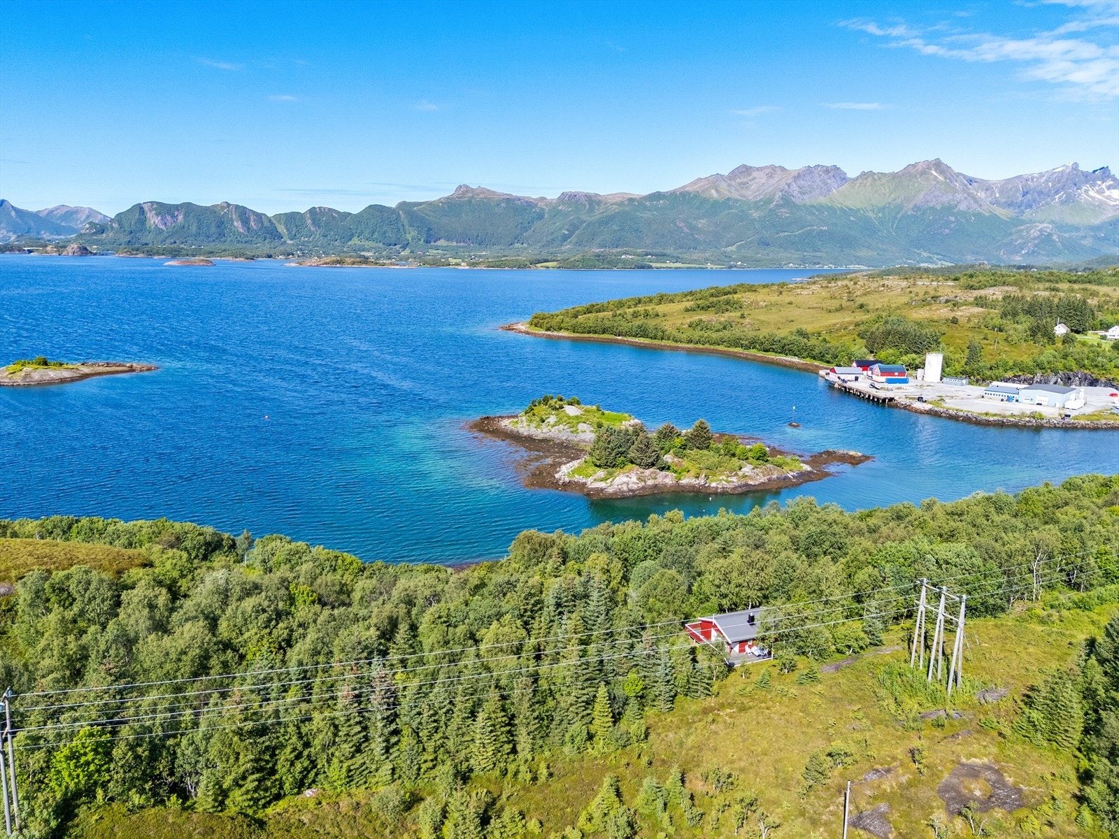 Kun 2 km til Halsa som byr på dagligvarebutikk, skole, ferjekai med mer. Ørnes kun 50 min unna med de fleste fasiliteter. Galleribilde
