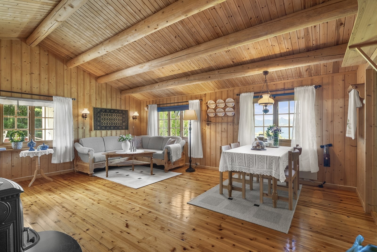 Stuens flere vindusflater byr på flott utsikt og gode lysforhold inn. Galleribilde