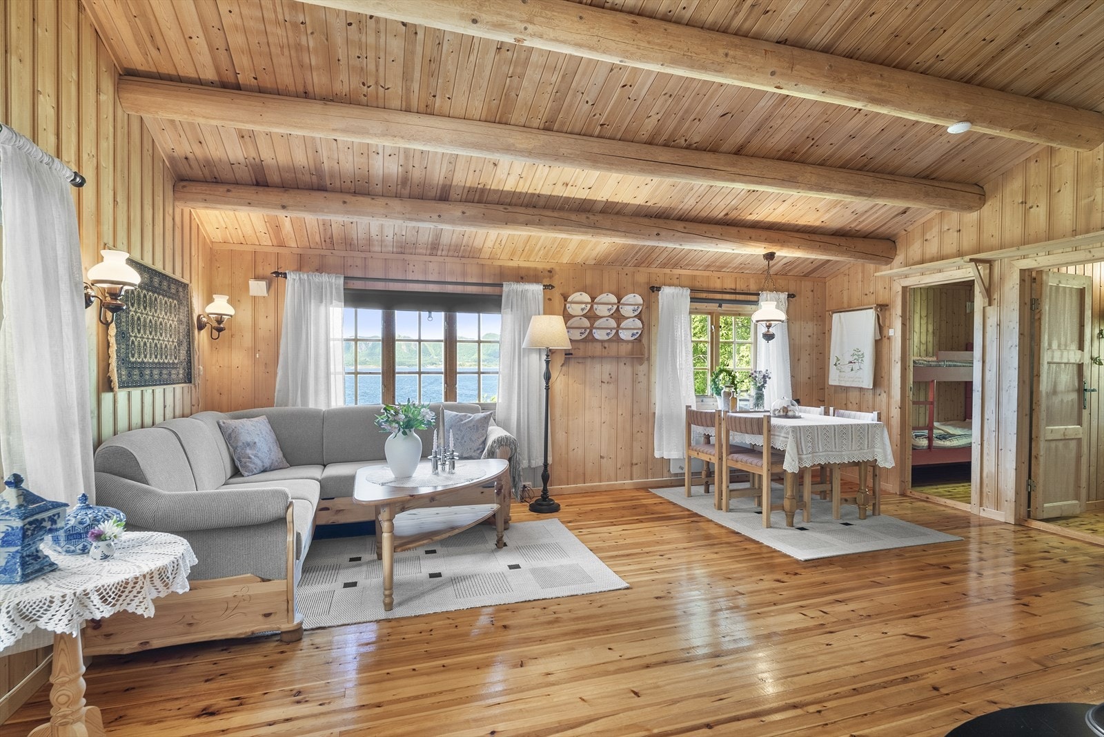 Lys og luftig furu hytte med god standard. Galleribilde