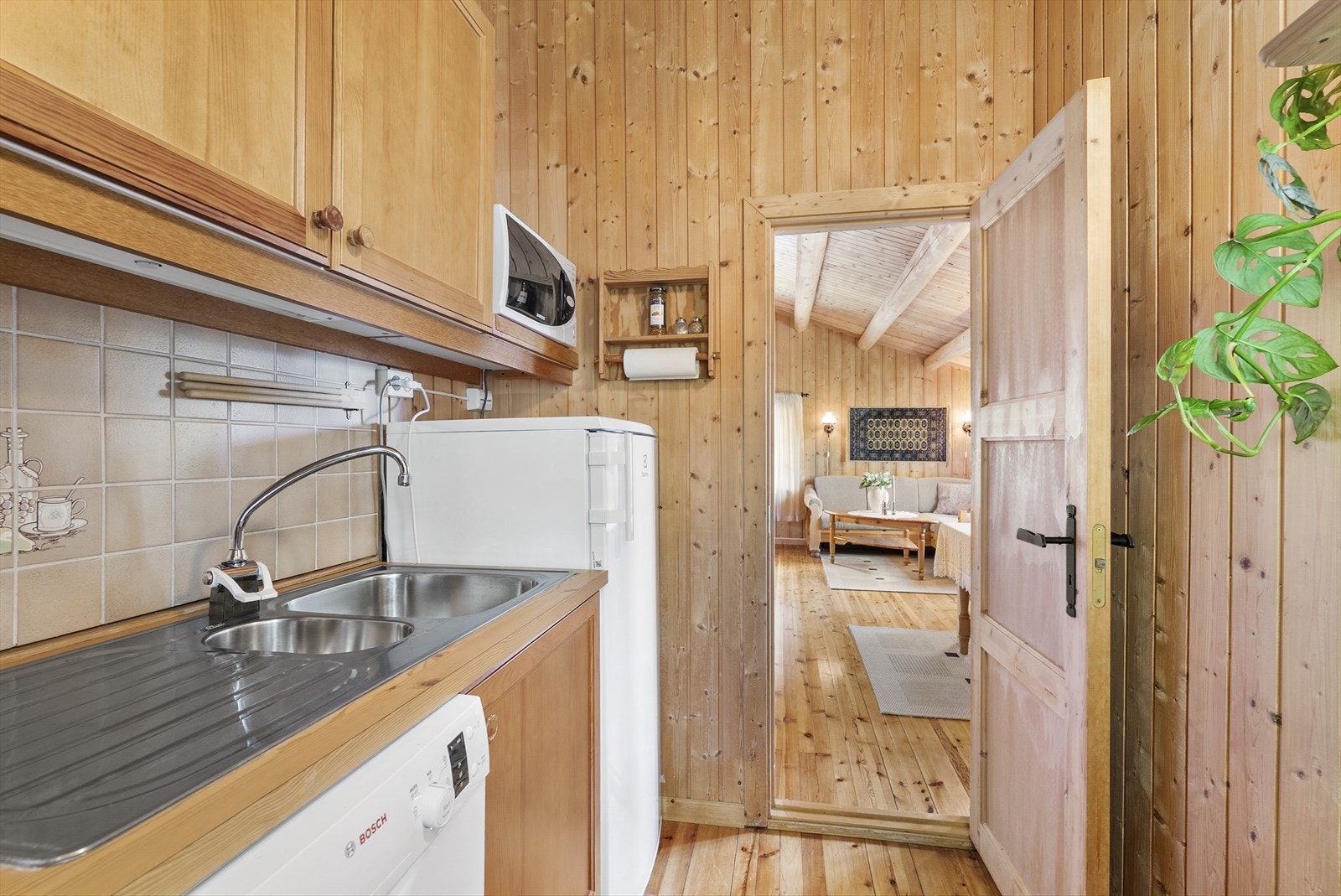 Kjøkken godt tilpasset med skap-og skuffe oppbevaring. Galleribilde