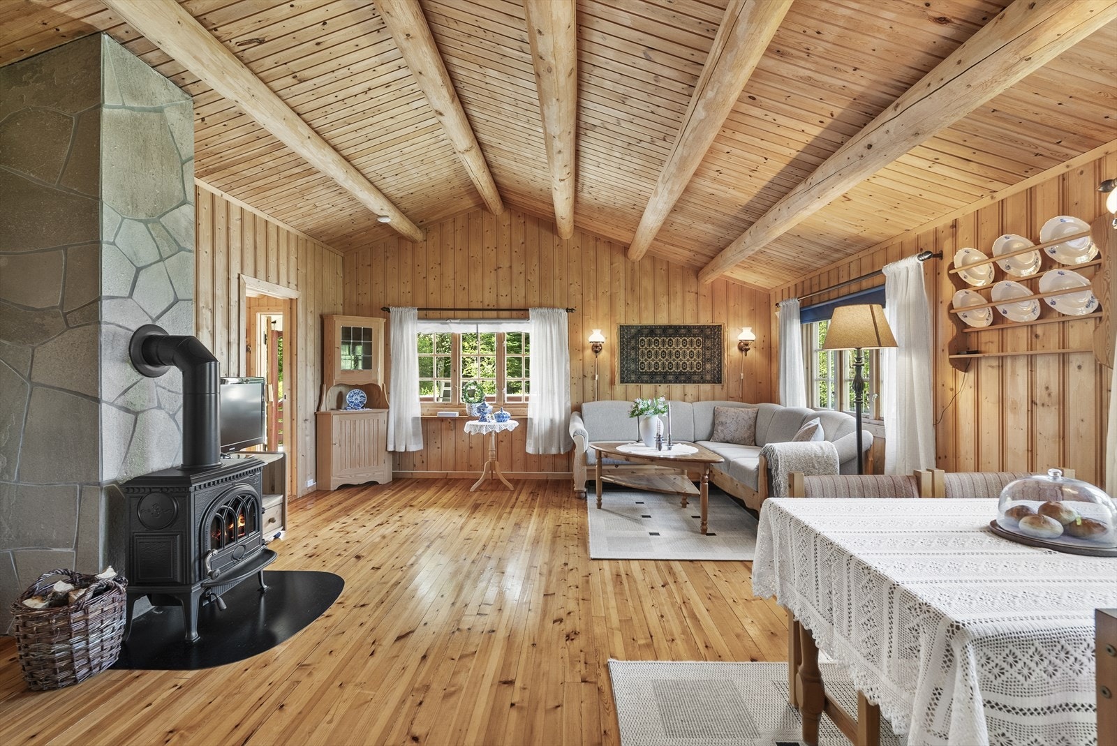 Vedovn midt i rommet som varmer hytten godt. Ny i 2008. Galleribilde