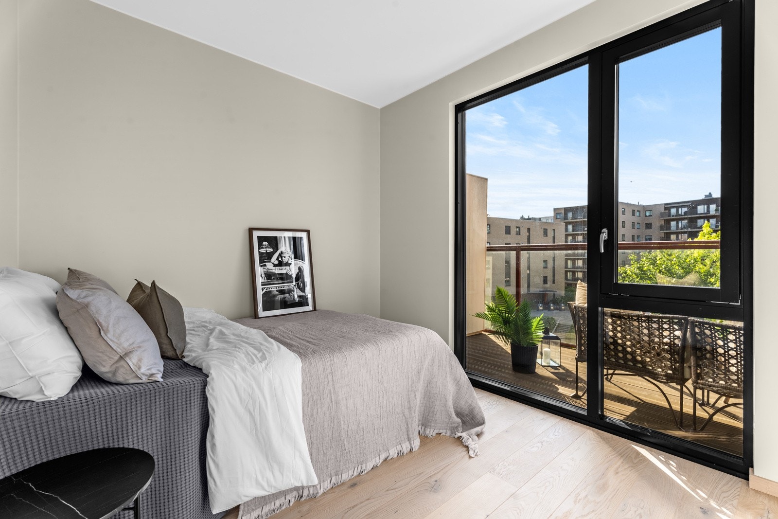 Romslig soverom med plass til dobbeltseng og garderobeløsninger Galleribilde