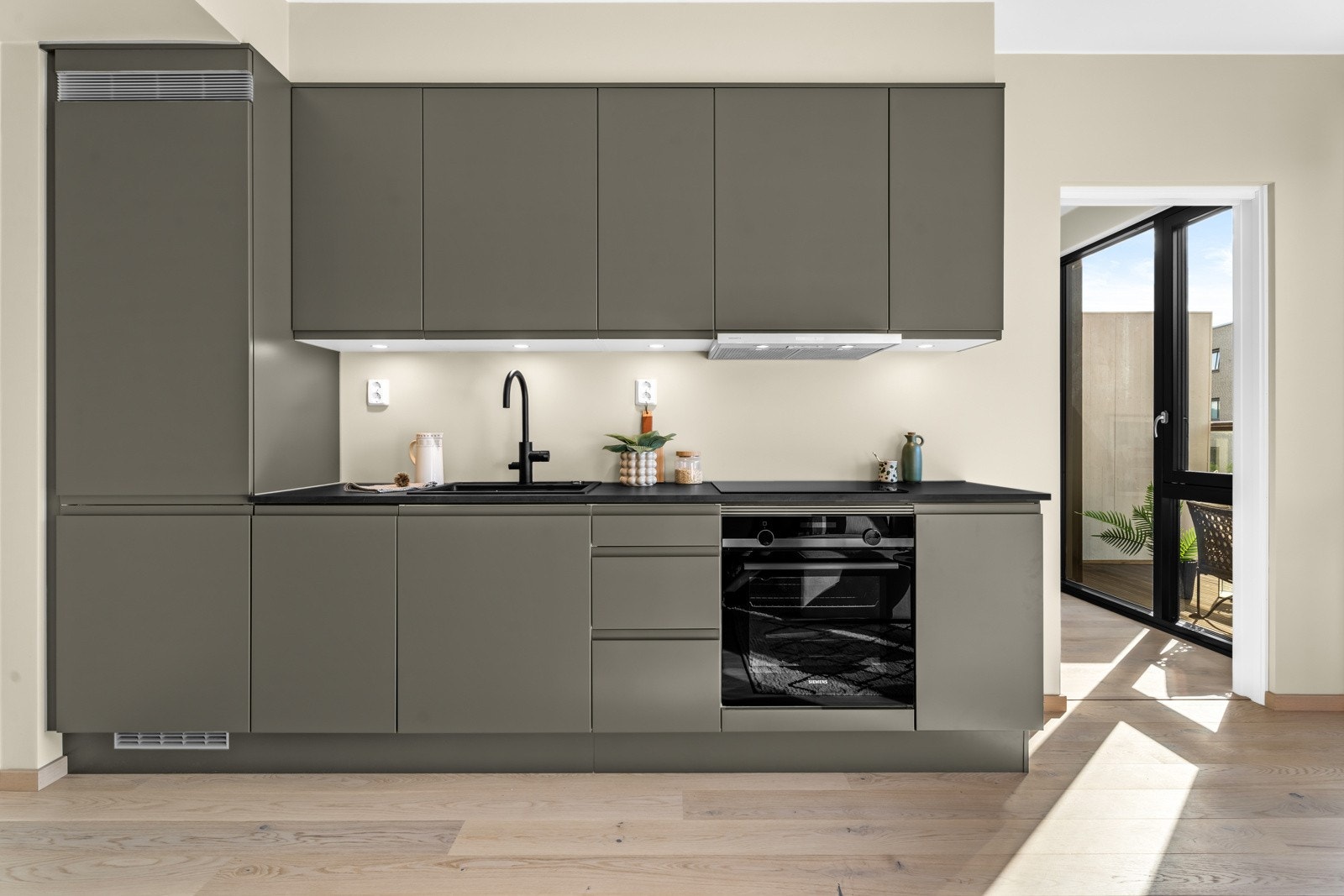 Lekkert kjøkken med integrerte hvitevarer Galleribilde