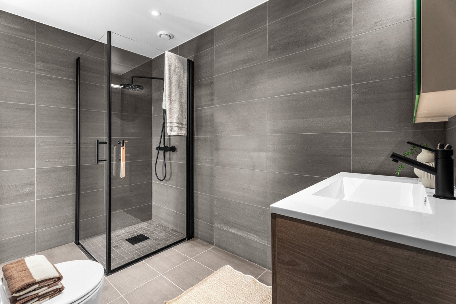 Delikat baderom med gulvvarme og opplegg for vaskemaskin Galleribilde