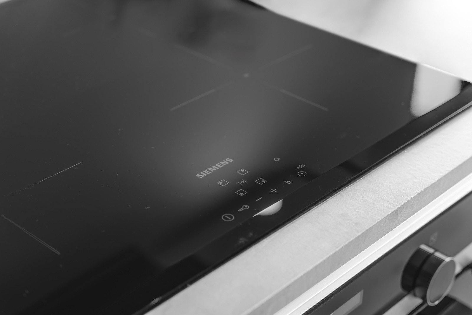 Lekkert kjøkken med integrerte hvitevarer Galleribilde