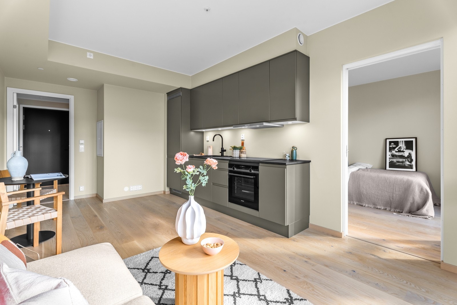 Plass til både spisebord og sofagruppe i stuen Galleribilde