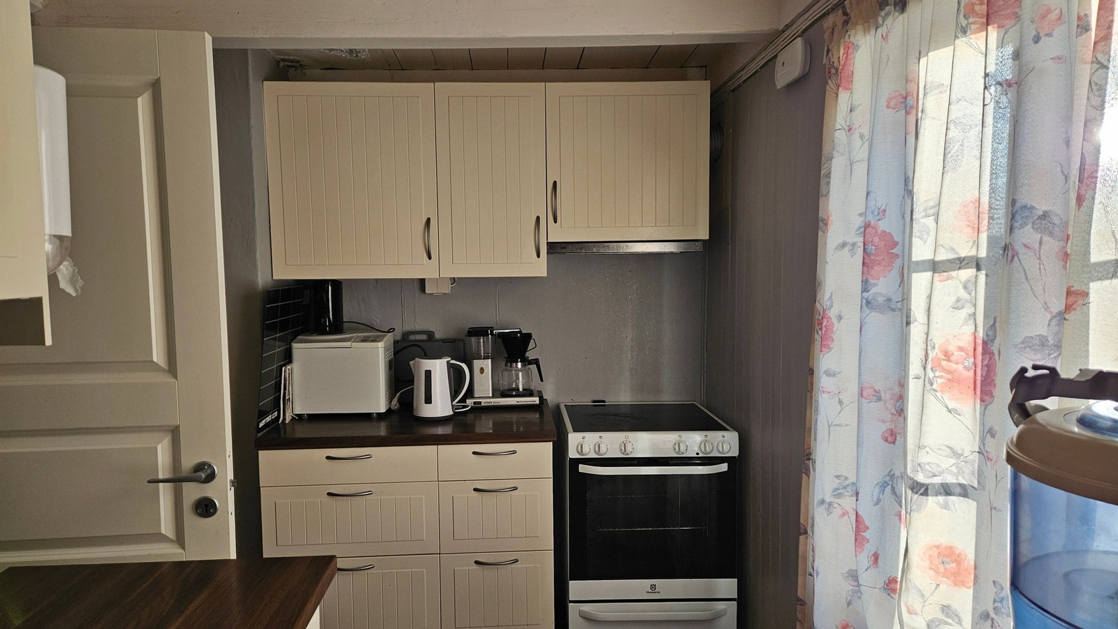 Kjøkken, sett fra kjøleskap Galleribilde