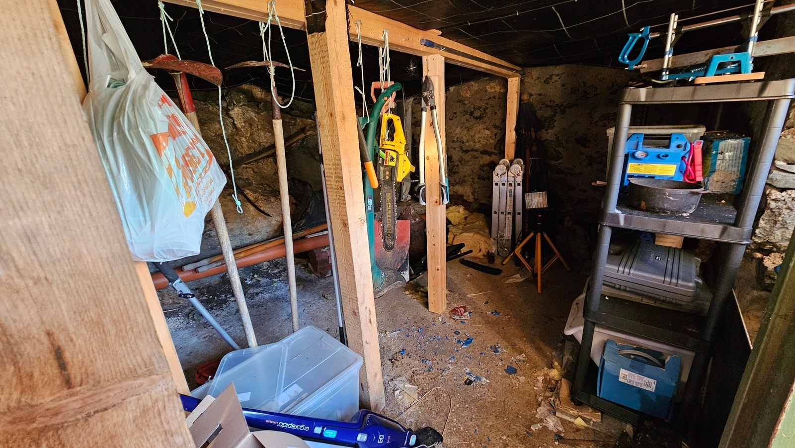 Lagringsplass i kjeller, med avløpsrør i bakgrunnen Galleribilde