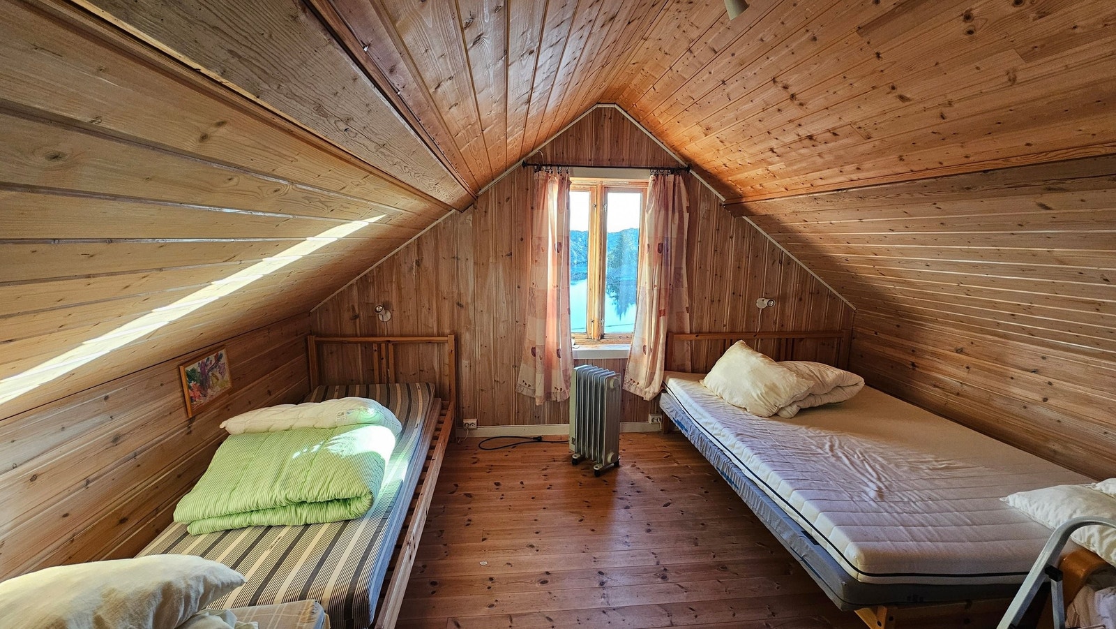 Stort soverom, sett fra dør Galleribilde