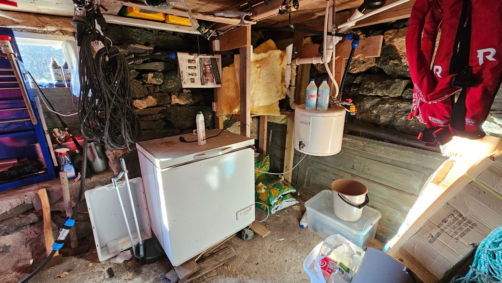 Teknisk hjørne i kjelleren, med vannpumpe og varmtvannstank Galleribilde