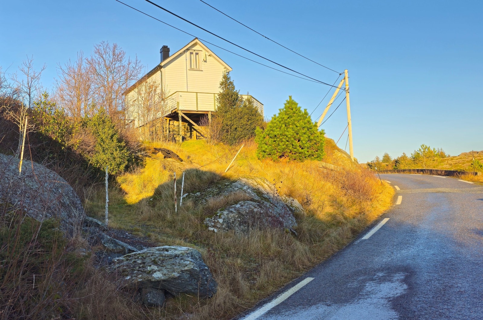 Kort vei opp til hytta, parkering langs hovedveien Galleribilde