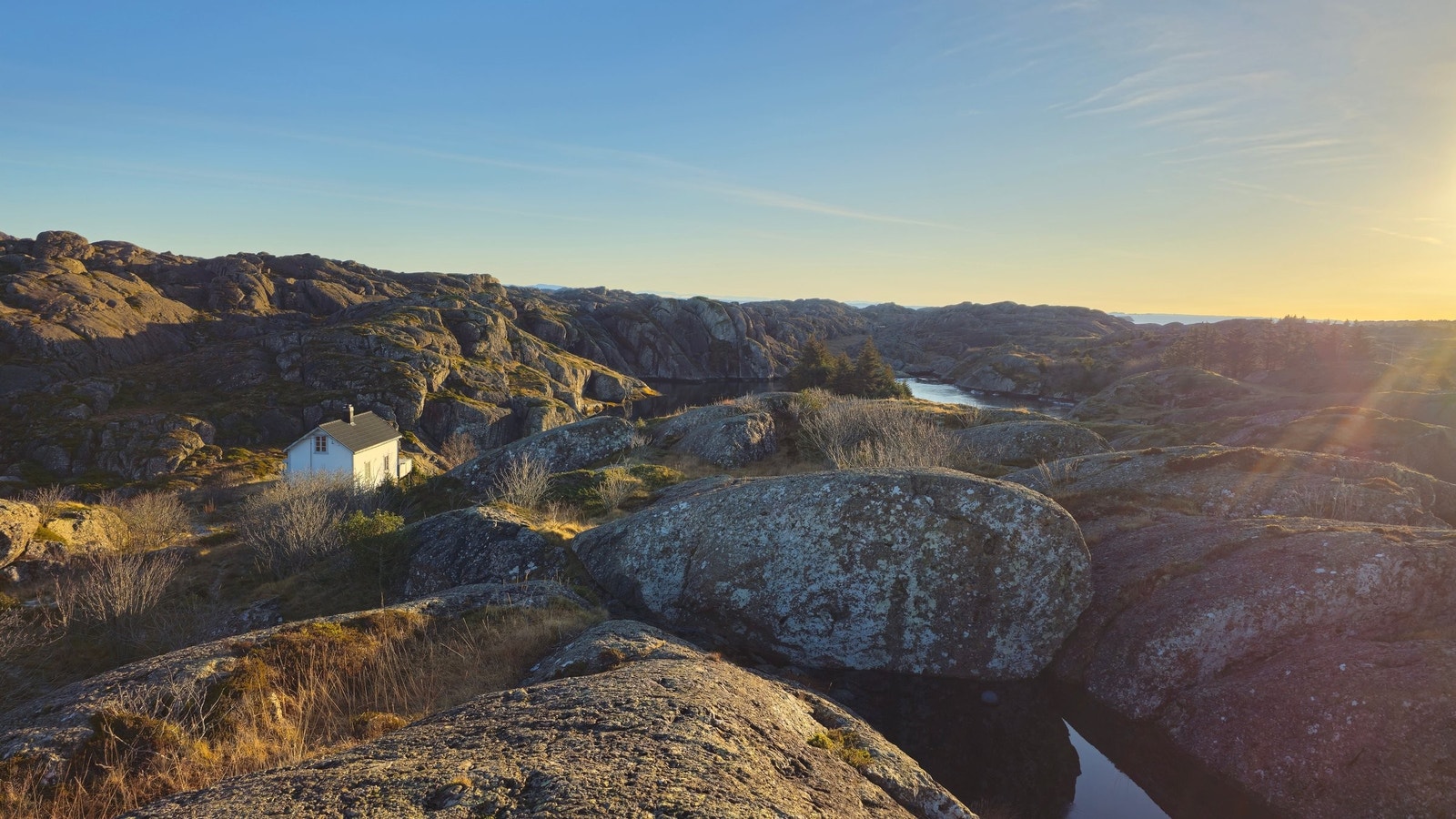 Tjernet hvor vannet kommer fra, med hytta i bakgrunnen Galleribilde