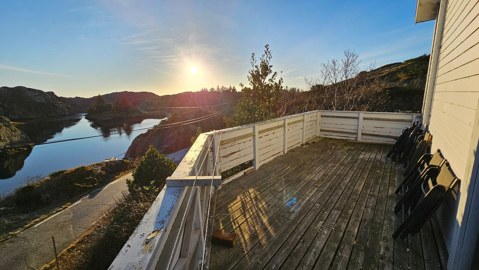 Fint i solveggen. Verandaen bør bygges opp på nytt, da denne er sliten Galleribilde