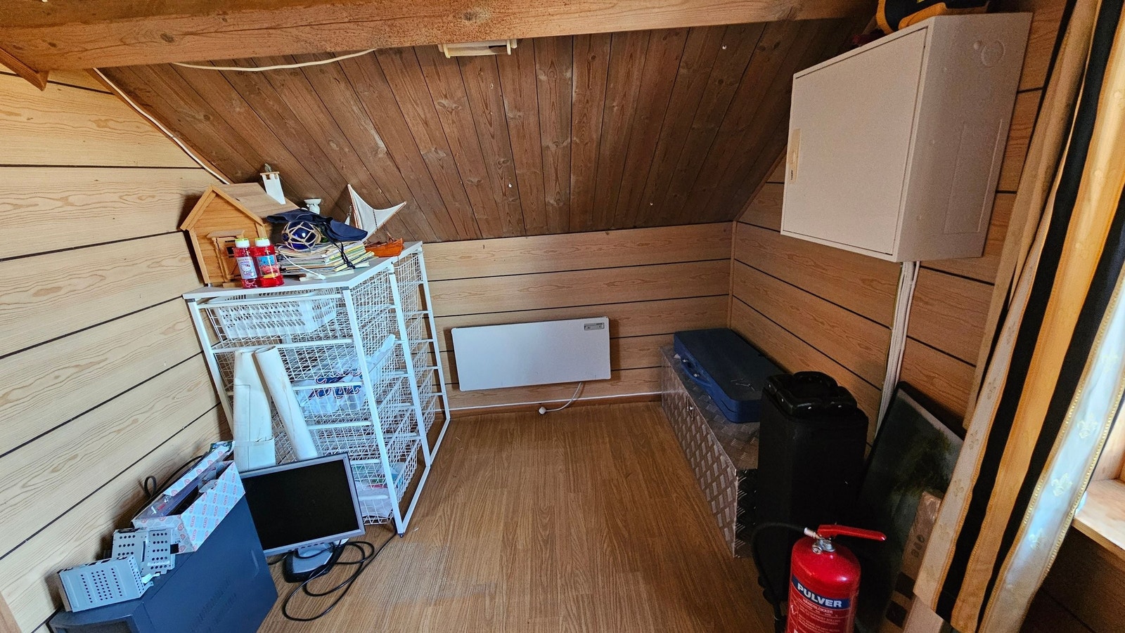 Sikringsskap på lite soverom, sett fra seng Galleribilde