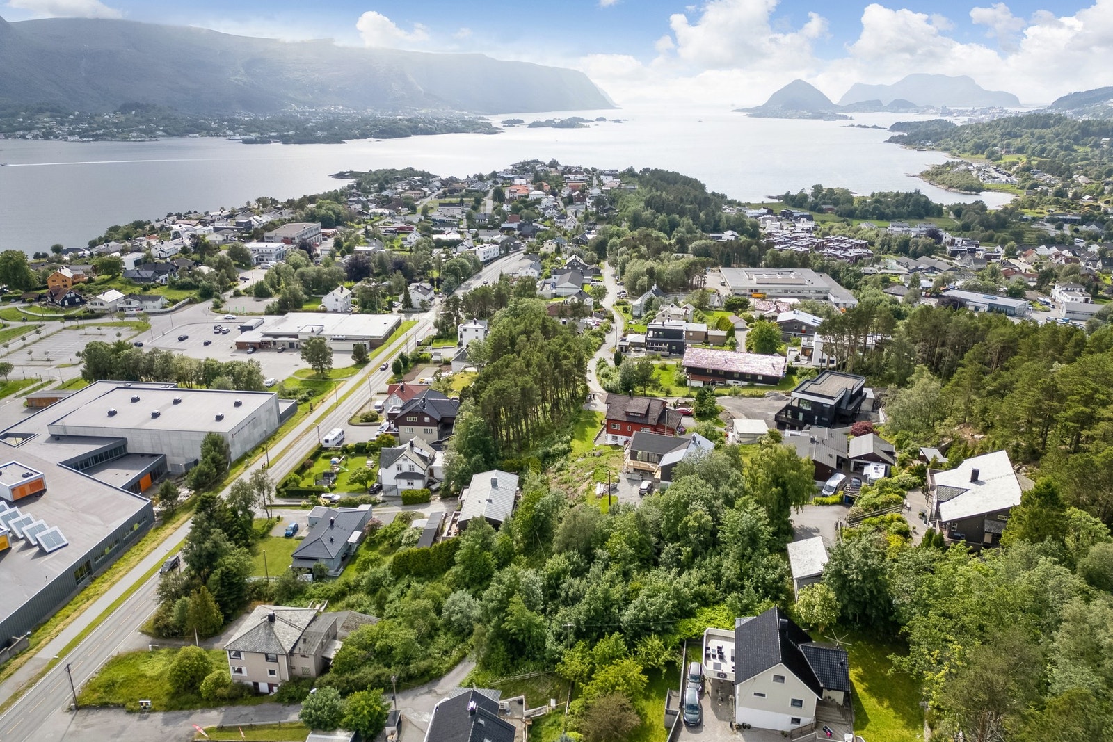 Eiendommen har en sentral beliggenhet med kort avstand til daglige servicetilbud, skole, barnehage og turområder. Galleribilde