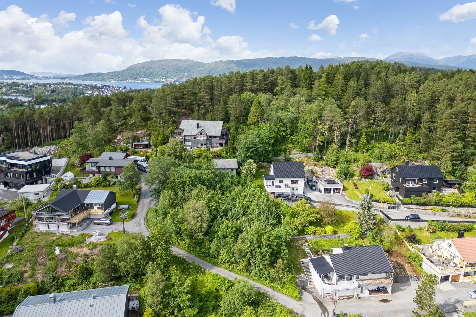 Boligtomt i populært og barnevennlig område på Hatlane. Galleribilde