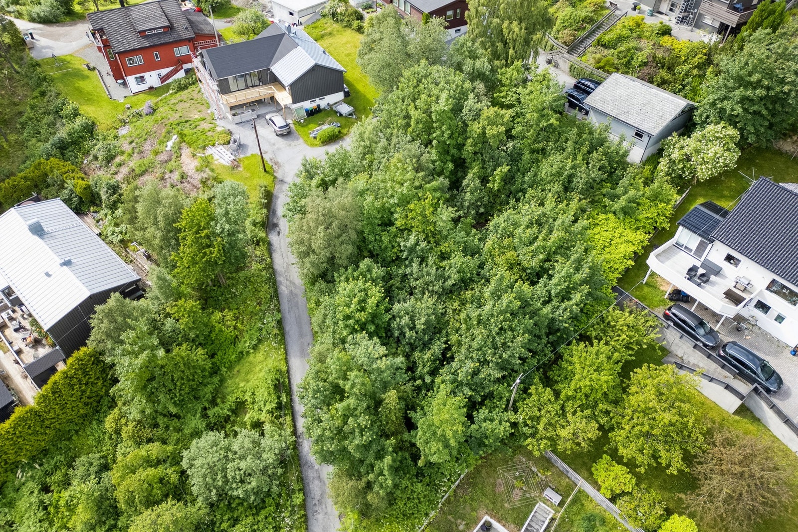Tomten er på hele 1276 kvm og er en skrå hellende tomt fra nord til syd. Galleribilde
