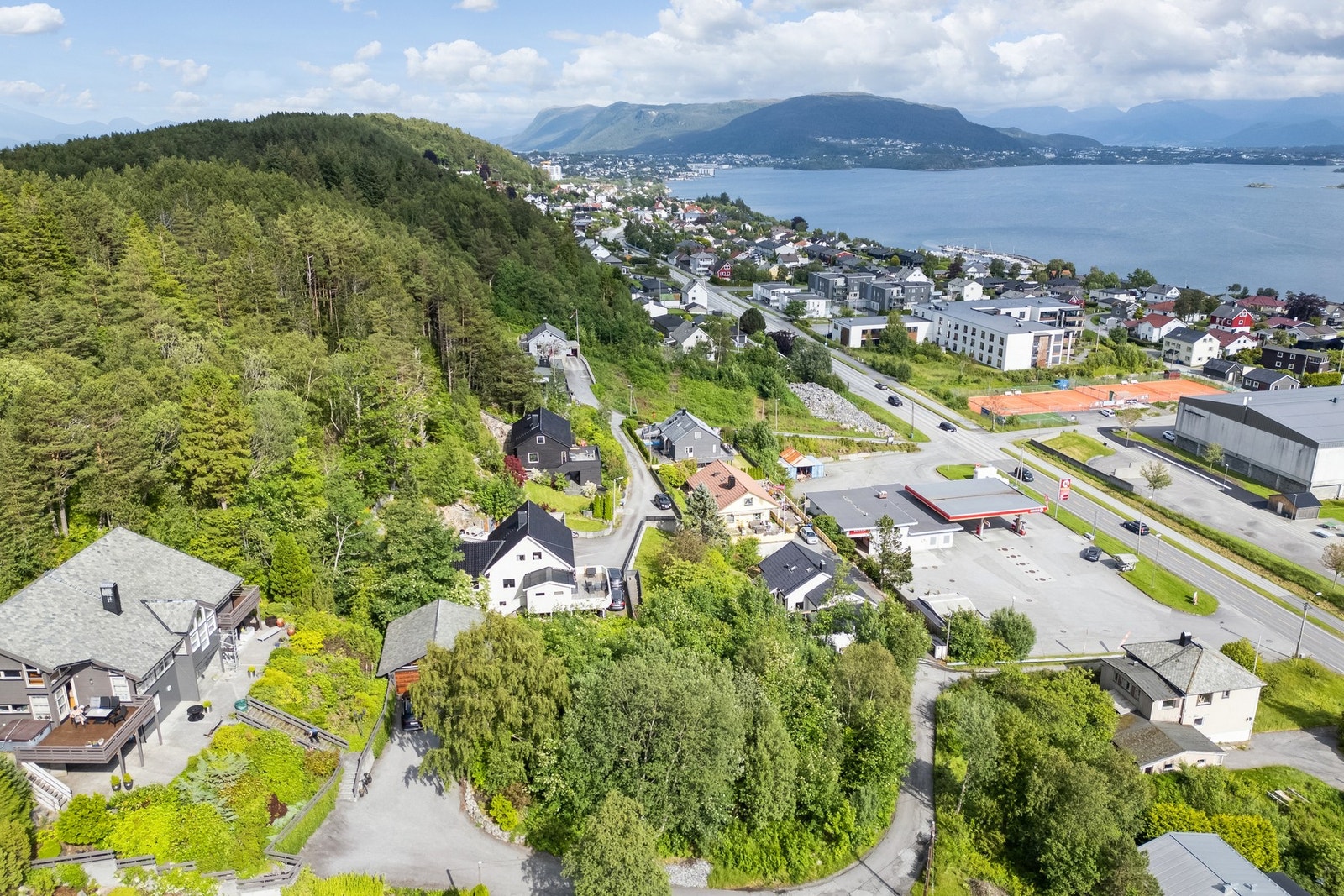 Tomten kan fritt besiktiges. Kontakt megler for mer informasjon om eiendommen. Galleribilde