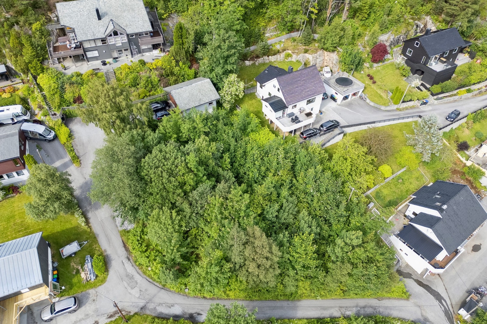 Det foreligger vedtak for oppføring av tre eneboliger i kjede med frittstående garasje og støttemurer på 535 BRA. Tegninger er vedlagt i salgsoppgaven. Galleribilde