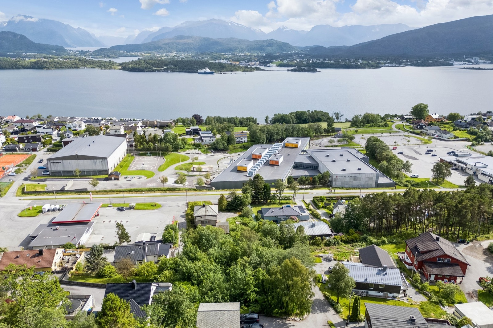 Utsikt, beliggenhet og potensial - tomten er klar for deg! Galleribilde