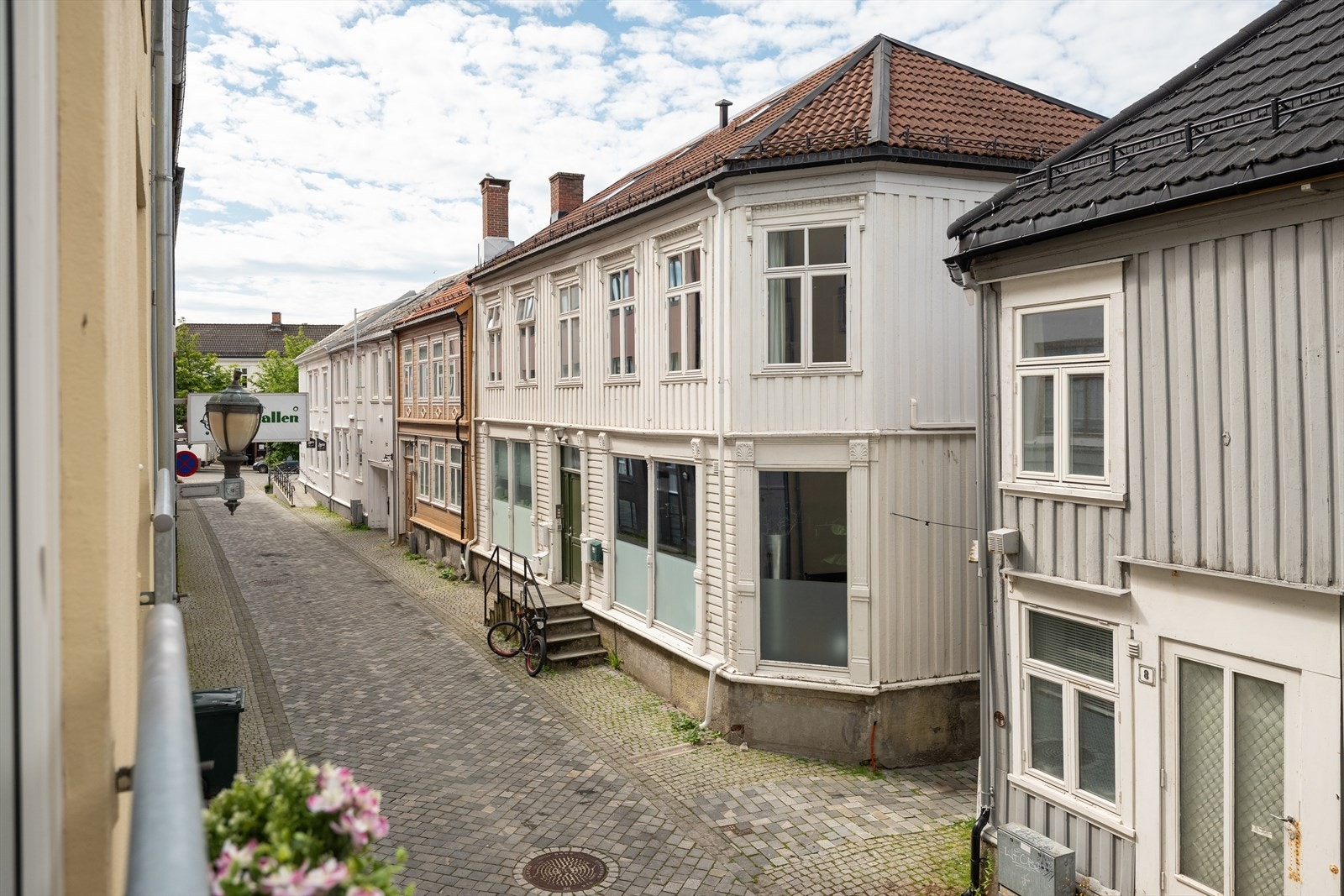 Det er 4 minutters gange til Trondheim Torg som har en rekke ulike butikker, og som også er et knutepunkt for kollektivtransport. Galleribilde