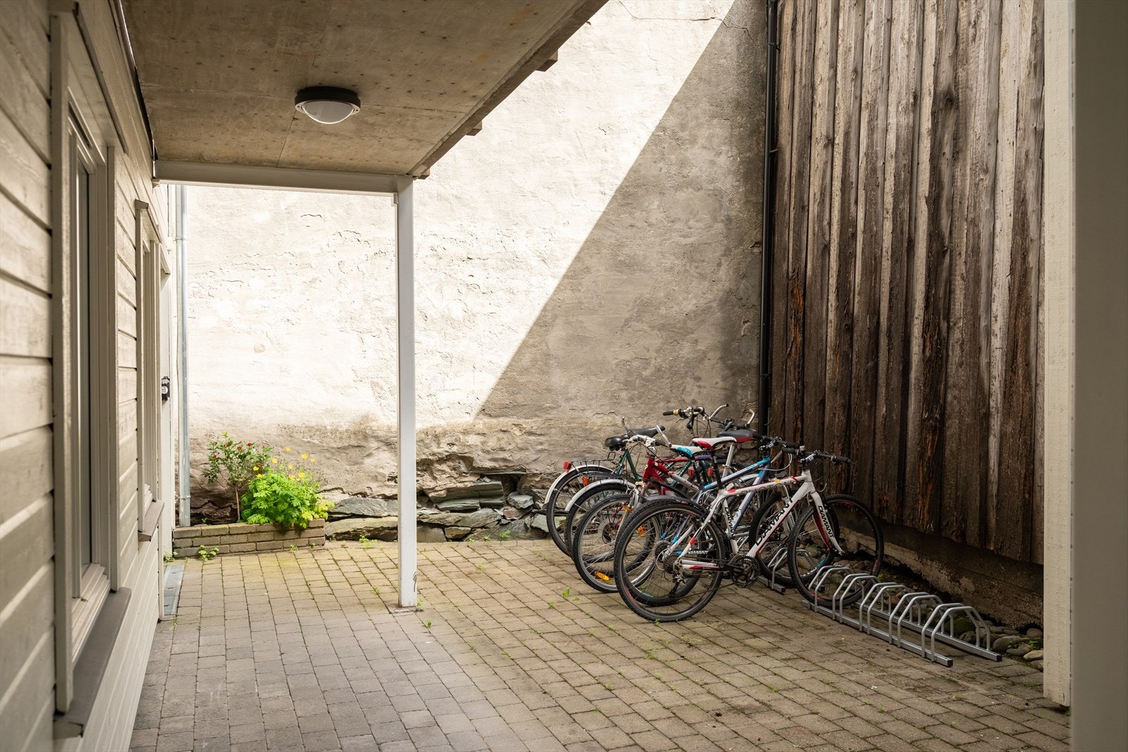 Det er også felles sykkelparkering i tillegg til egen sportsbod. Galleribilde