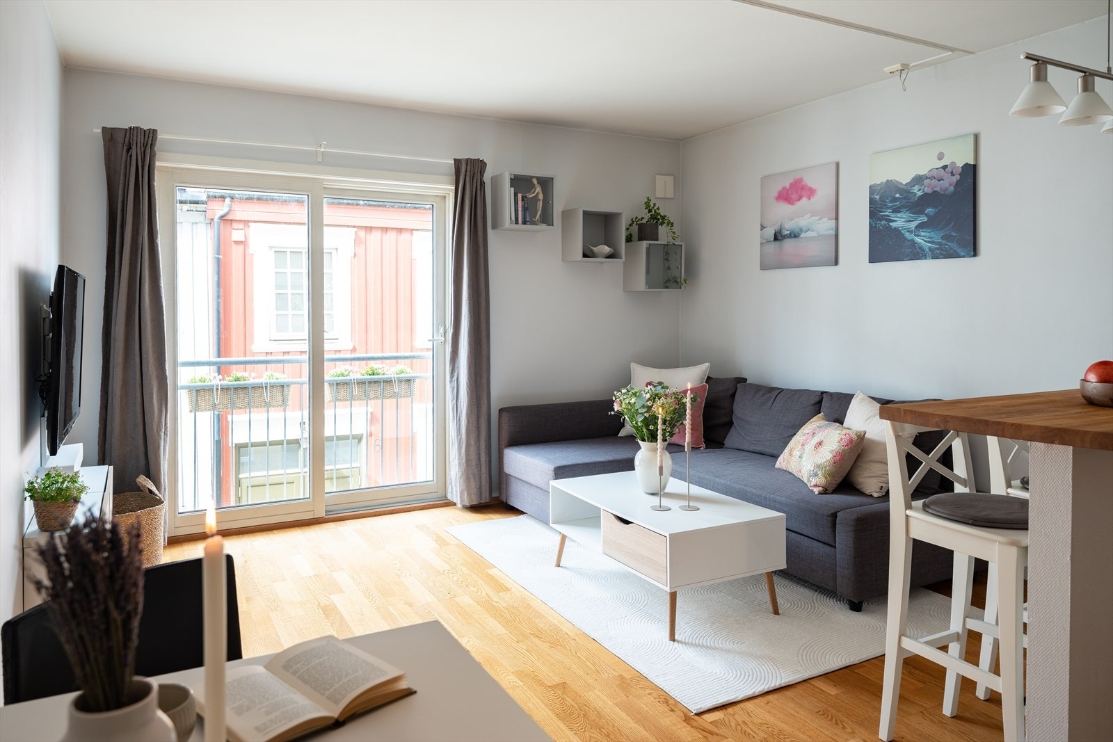 Velkommen til Taraldsgårdsveita 7! En romslig og tiltalende 2-roms selveierleilighet med glimrende beliggenhet i hjertet av Trondheim sentrum. Galleribilde