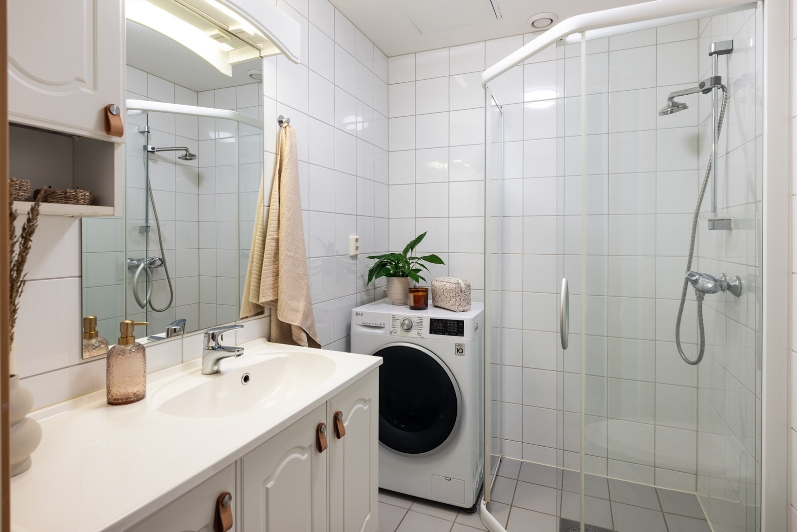 Delikat og flislagt bad med opplegg til vaskemaskin og behagelig gulvvarme. Galleribilde