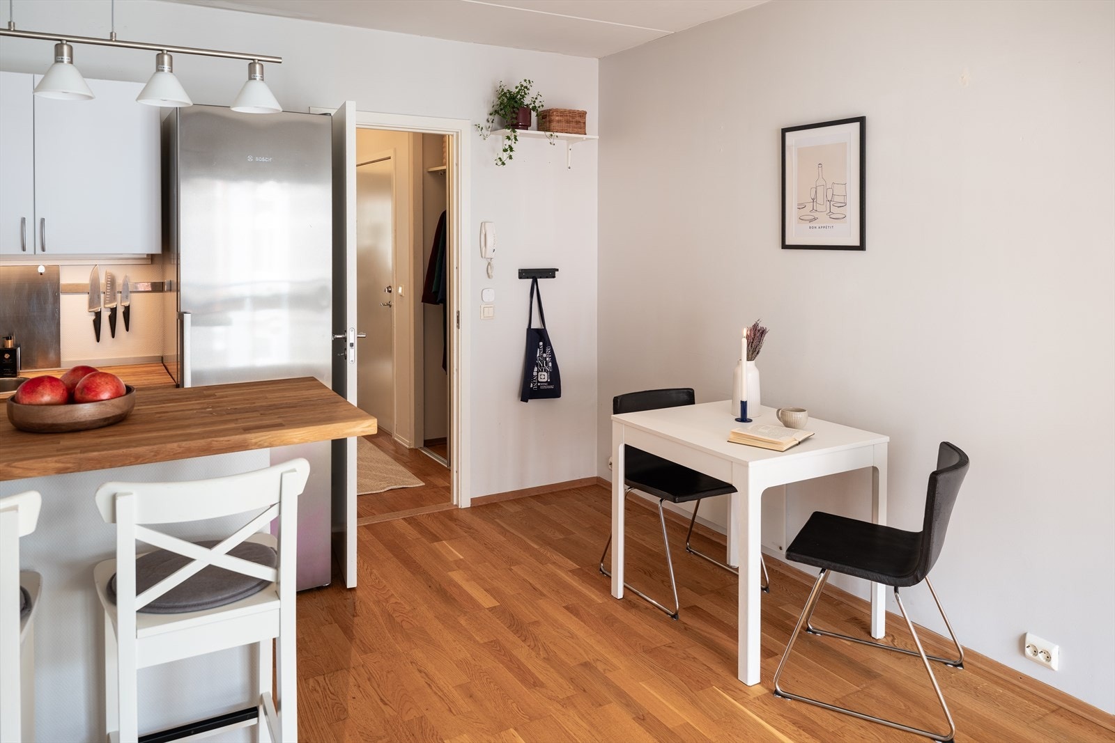 Her får du et svært romslig stuerom på 21,3m² med god plass til sofakrok og hjemmekontor. Galleribilde