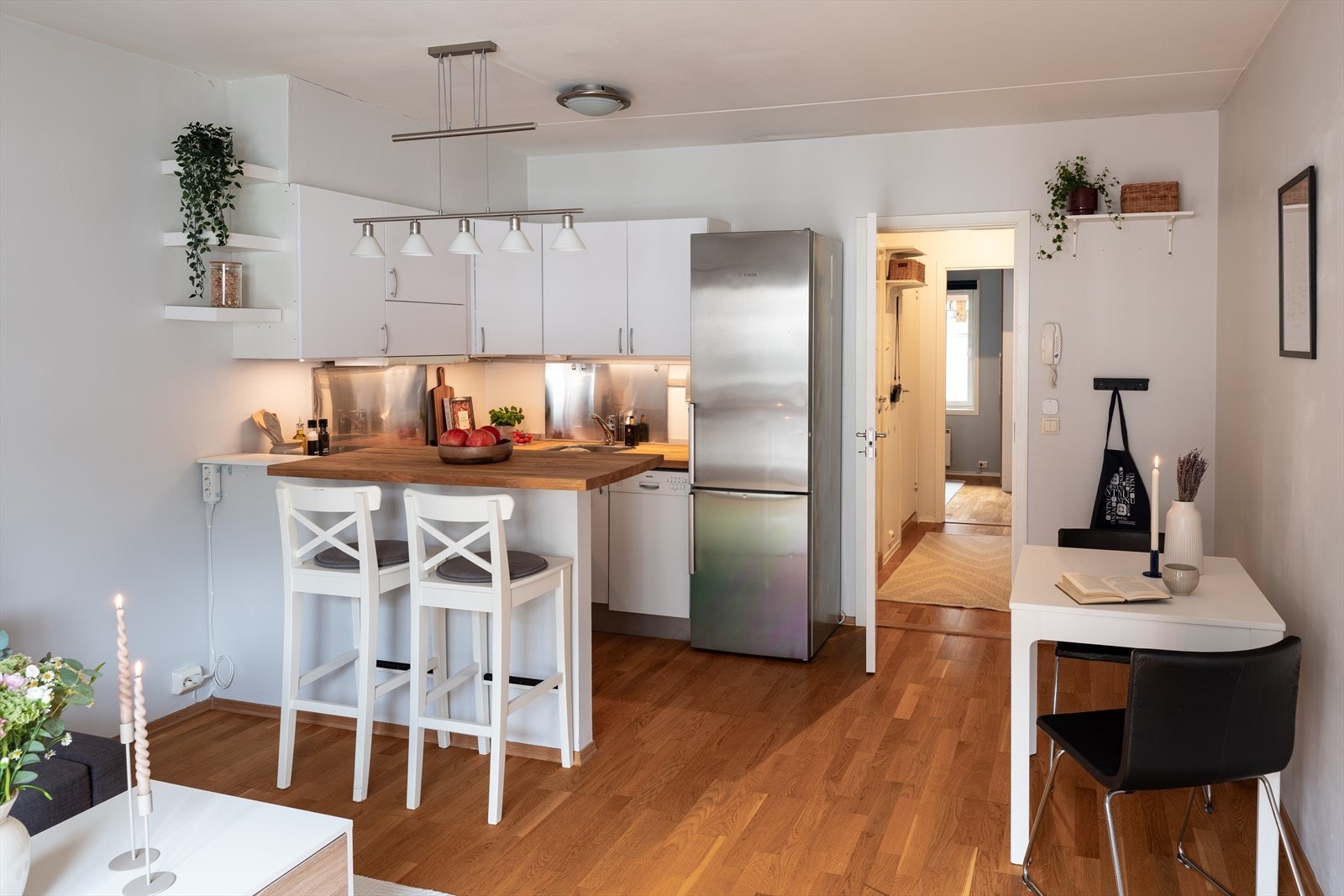 Leiligheten er på 47m² BRA og inneholder stue/kjøkken, bad, innvendig bod og soverom. Galleribilde