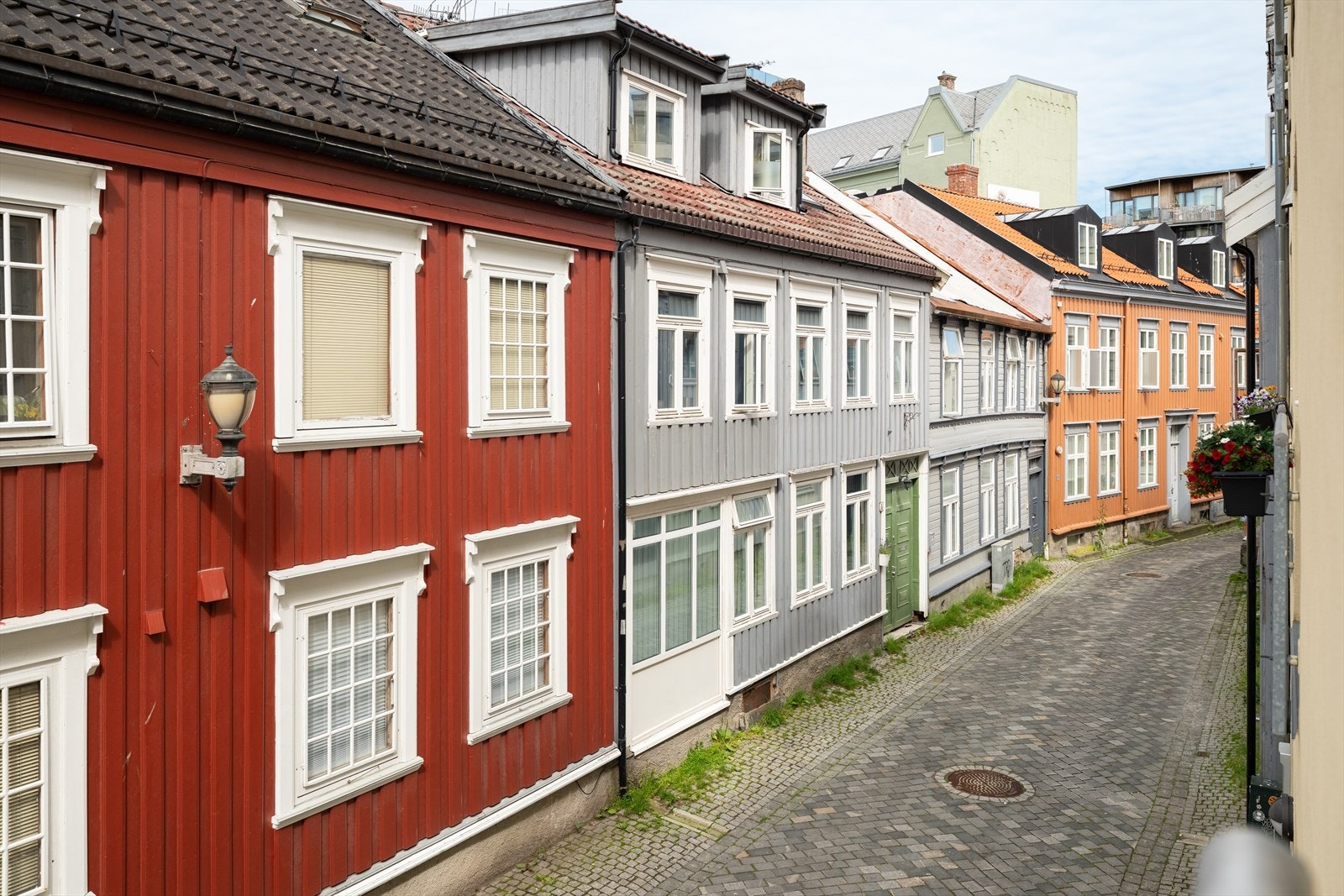 Her bor du i en rolig og tilbaketrukket gate, men med umiddelbar nærhet til "alt" du trenger i hverdagen! Galleribilde