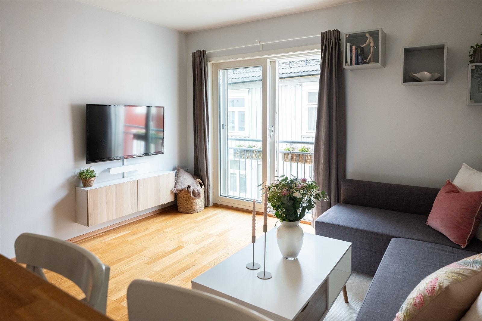 Her bor man skjermet i en gate med svært lite støy og gjennomgangstrafikk, samtidig med alle av byens servicetilbud i umiddelbar nærhet. Galleribilde