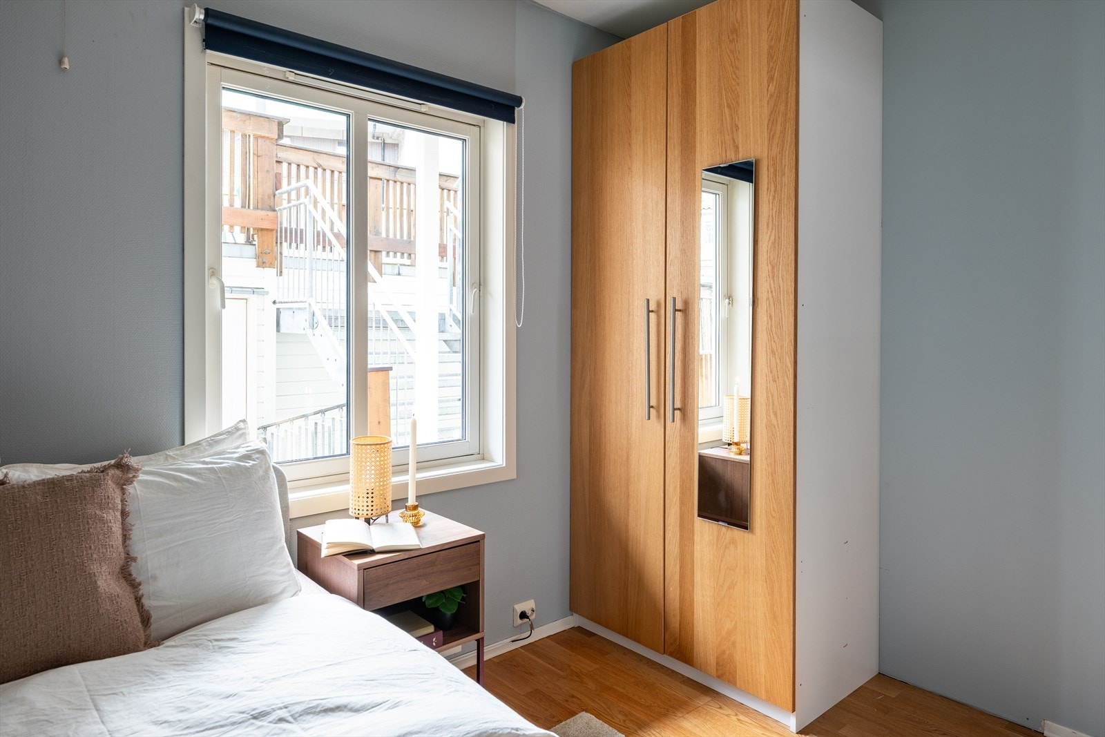 Soverommet er vendt inn mot rolig bakgård. Galleribilde