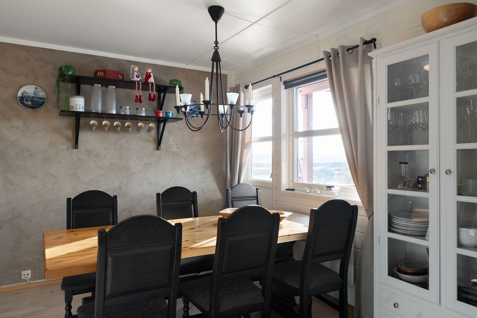 Spisestuen er naturlig forbundet kjøkkenet. Her kan en virkelig nyte den flotte utsikten. Galleribilde