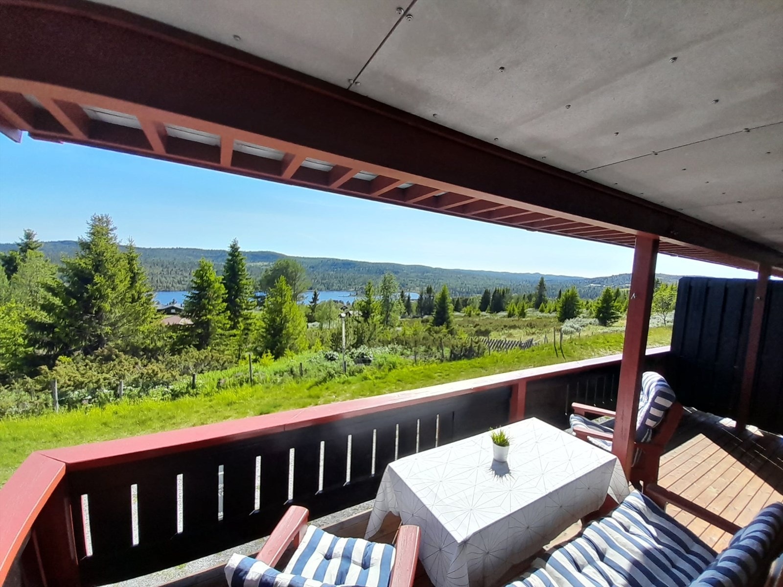 Leiligheten ligger i annen etasje med stor balkong mot syd. Galleribilde