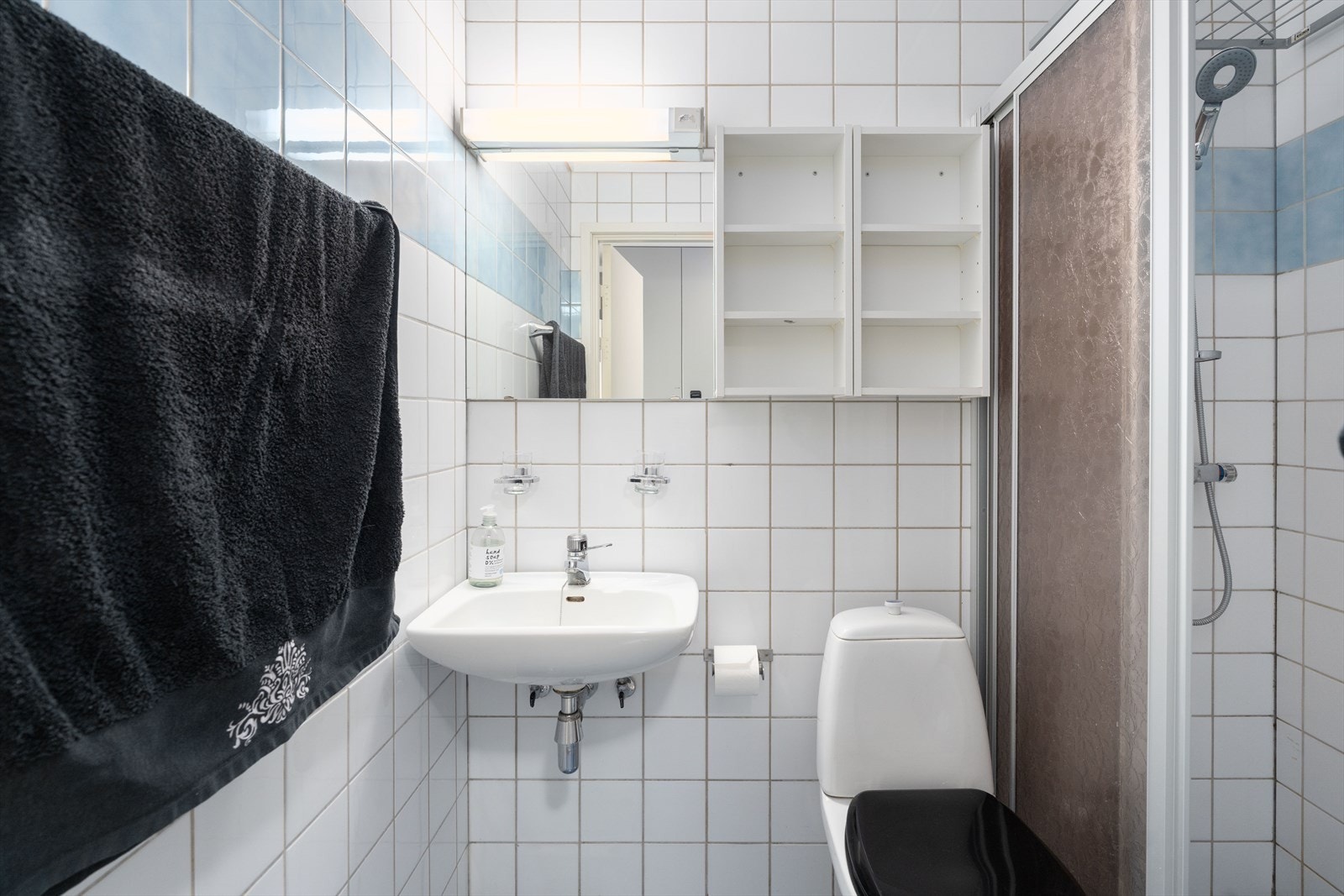 Bad servant, gulvmontert toalett og dusjhjørne med delvegg. Galleribilde