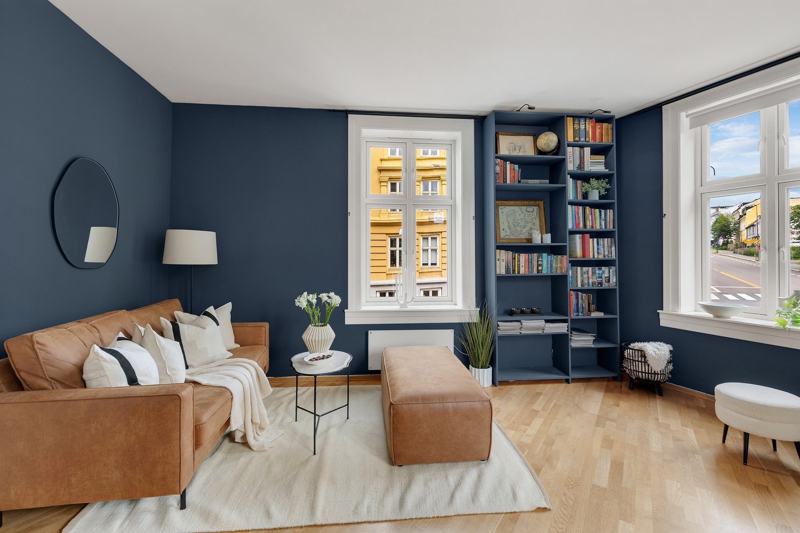 Stuen har gode møbleringsmuligheter med plass til sofagruppe og spisebord. Galleribilde