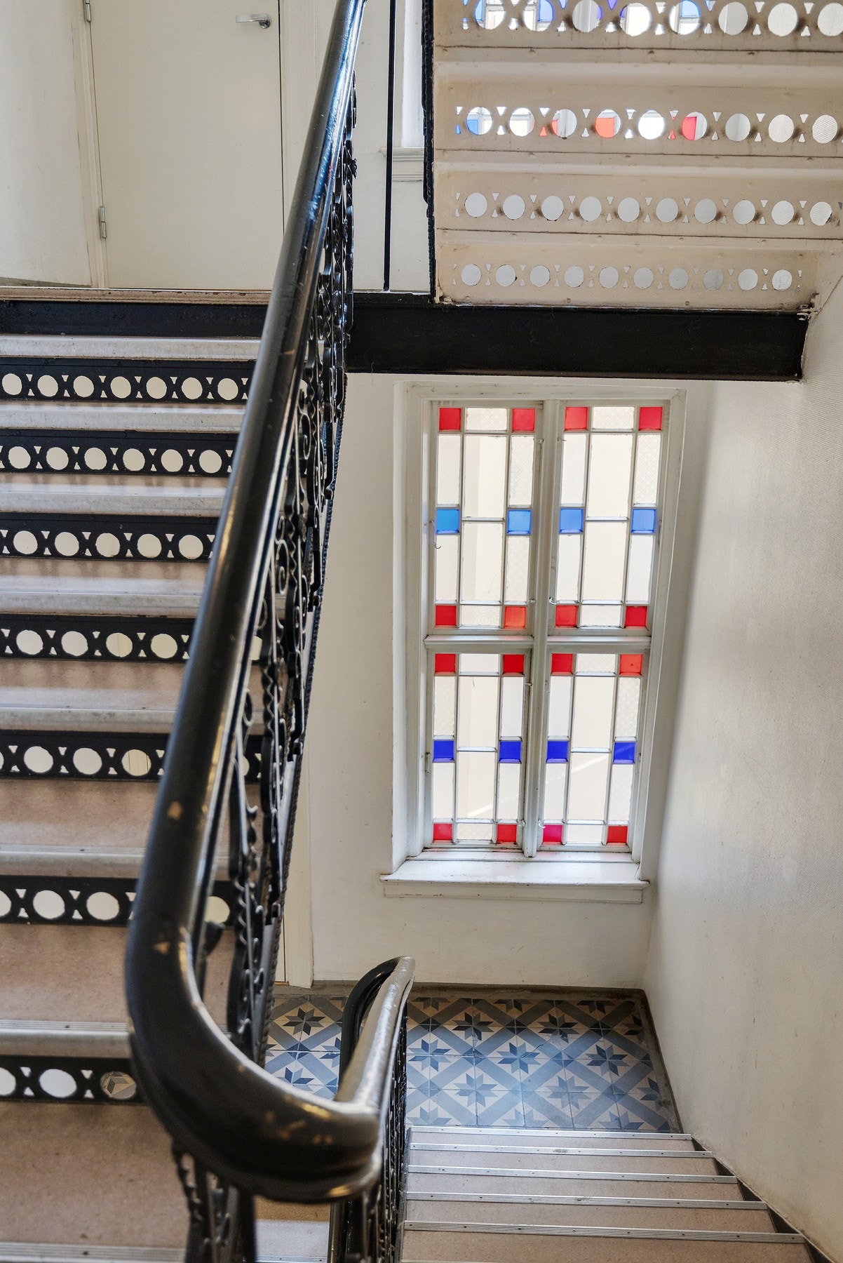 Leiligheten ligger i en eldre, klassisk bygård med fine detaljer i oppgangen. Galleribilde