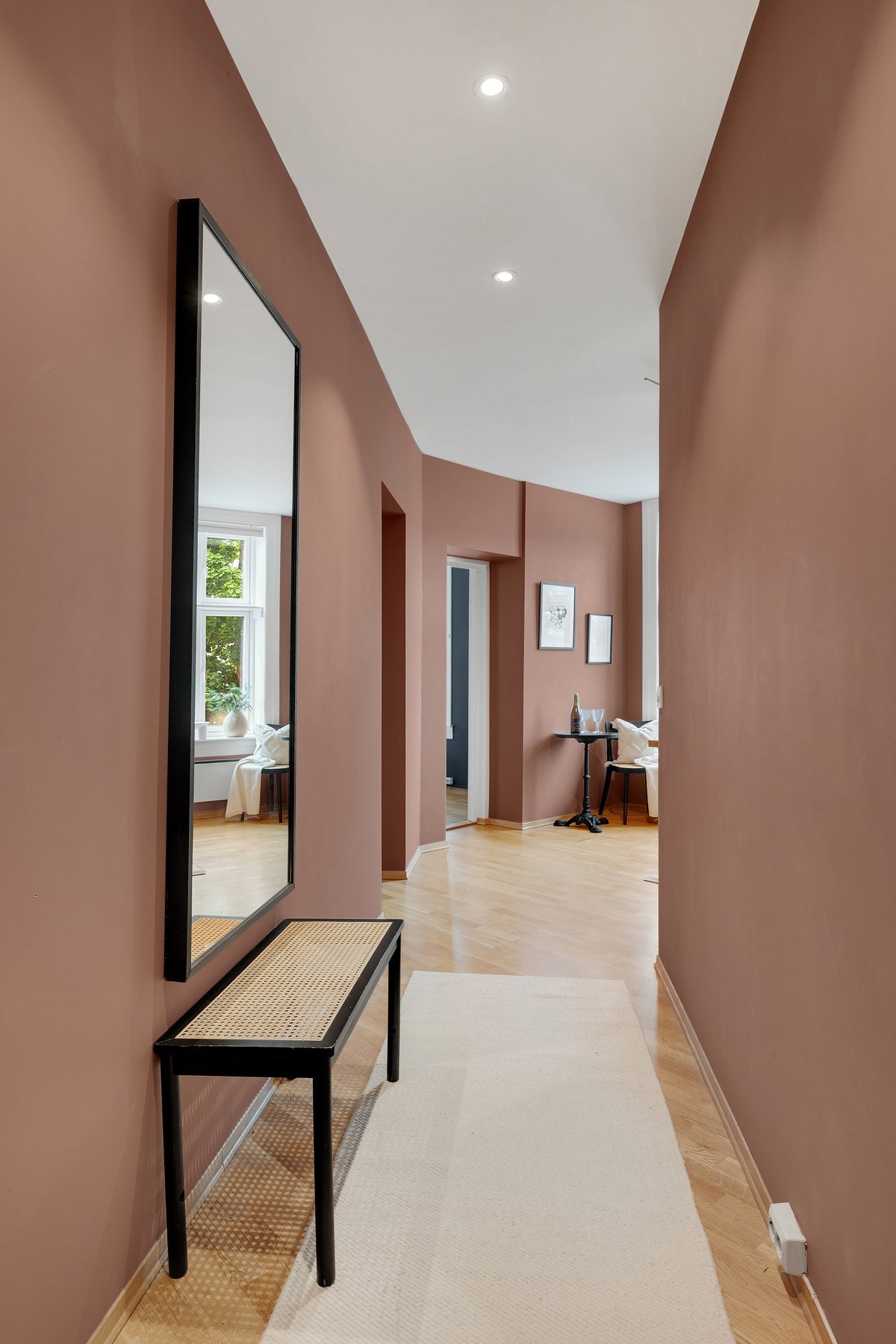 Innbydende entré med plass til å henge fra seg yttertøy og sko. Galleribilde