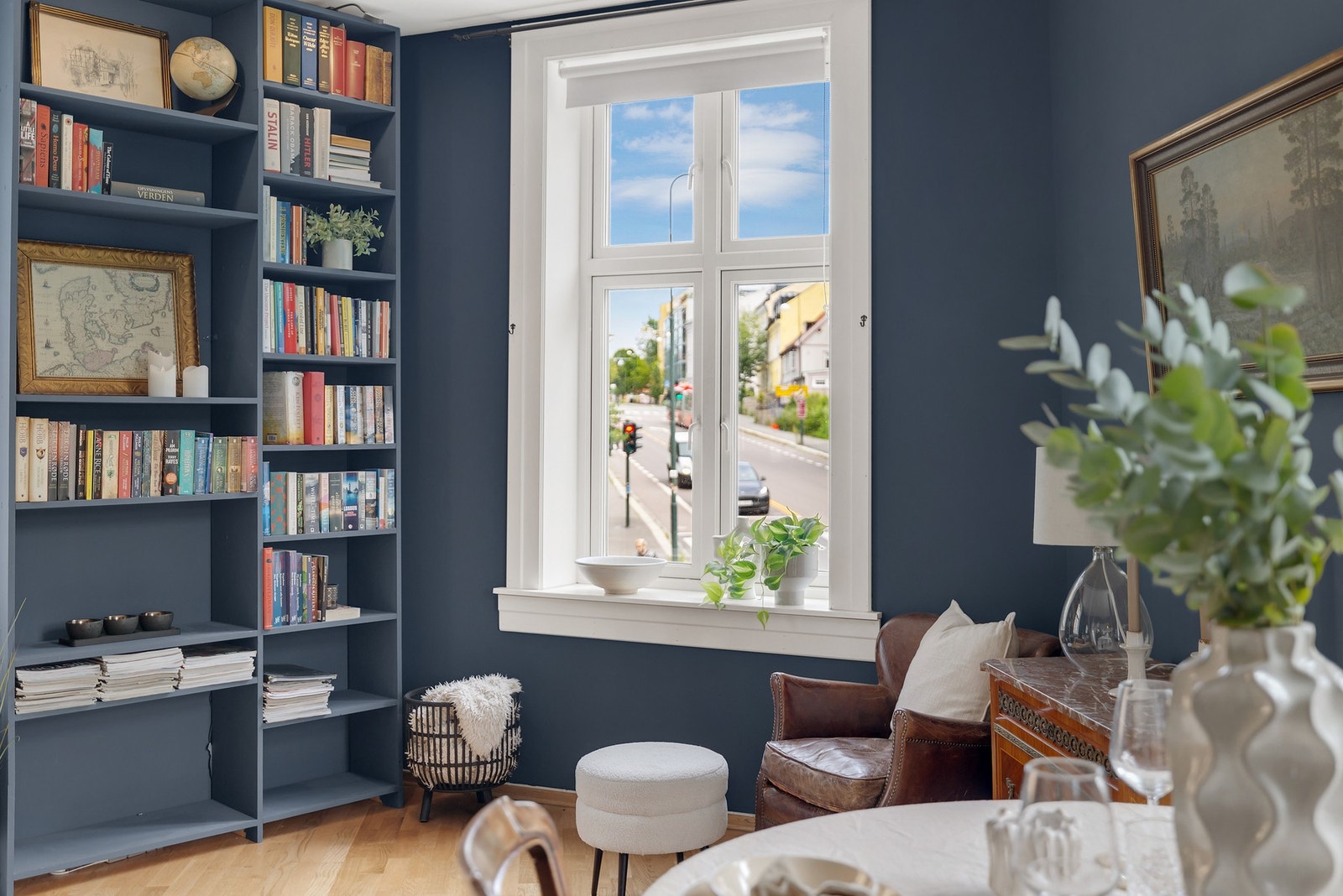 Utsyn mot Galgeberg fra vindu. Galleribilde