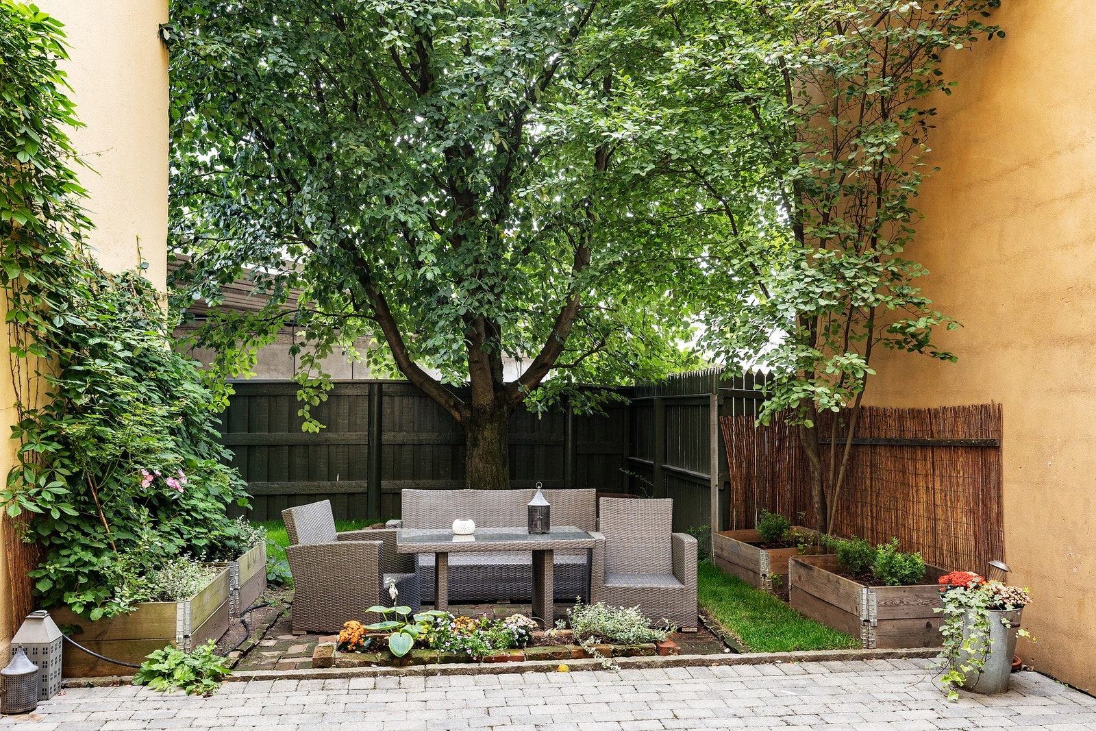 Hyggelig bakgård med sittegruppe og beplantning. Galleribilde