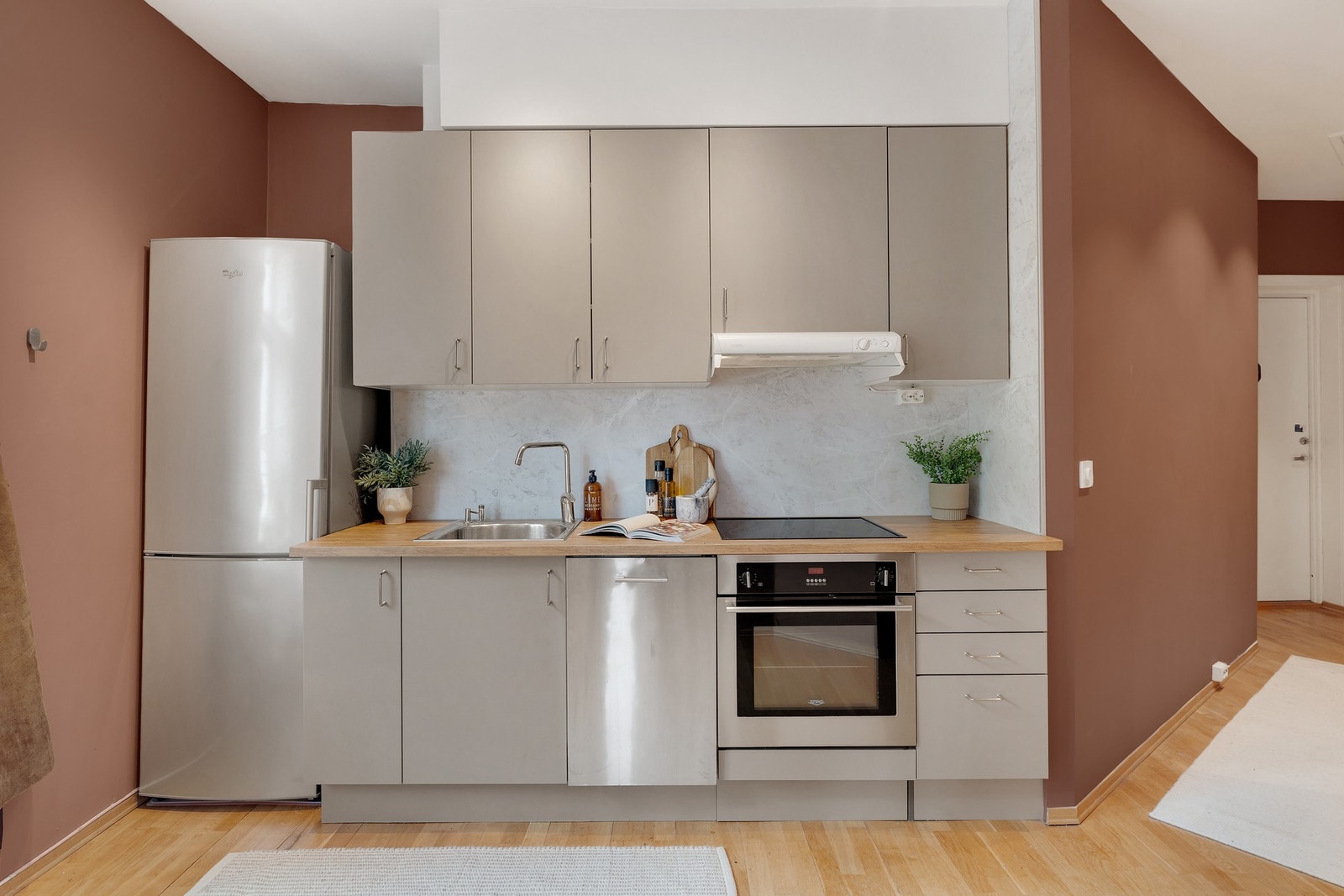 Pent kjøkken med god skap- og benkeplass. Kjøkkenet fikk ny benkeplate og bakeplate i 2022 og nye fronter i 2018. Galleribilde