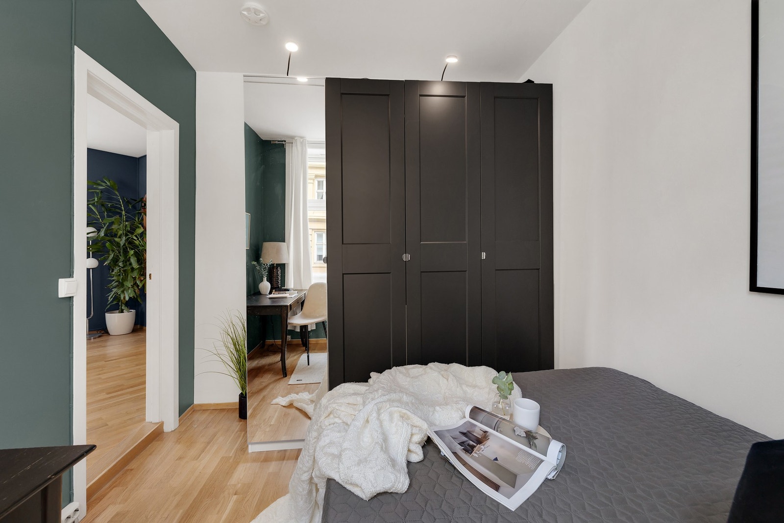 Stor garderobe medfølger. Galleribilde