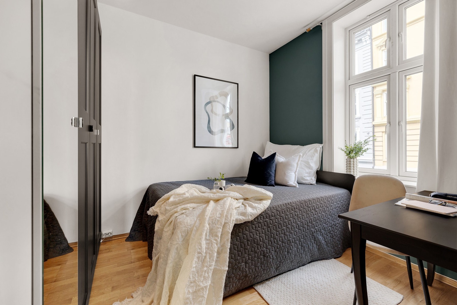 Soverommet er romslig med god plass til seng, nattbord og garderobeskap. Galleribilde