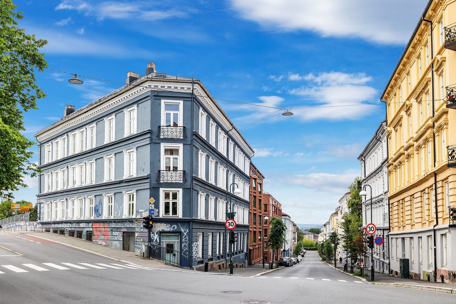 Leiligheten ligger på hjørnet i 2.etasje. Galleribilde